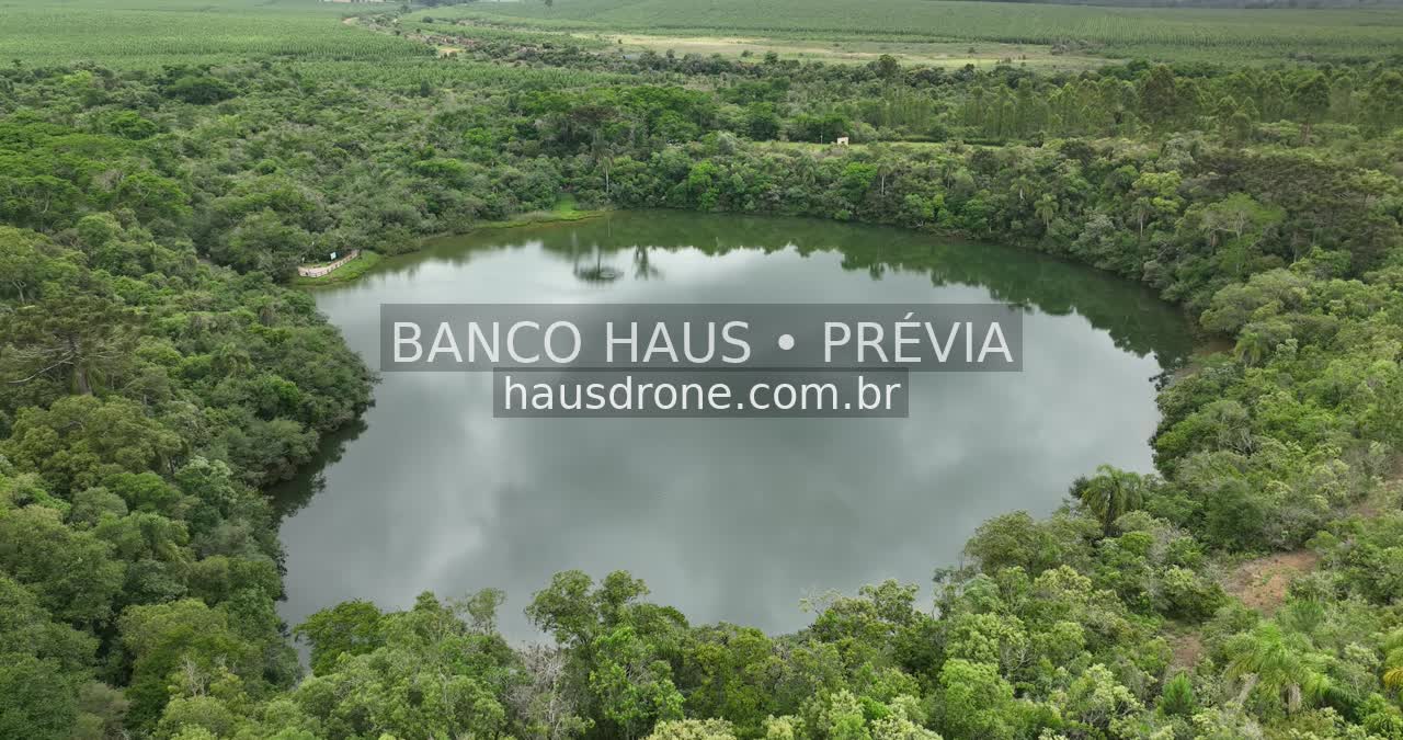 Lagoa cercada por vegetação — Vila Velha em Ponta Grossa, Paraná.