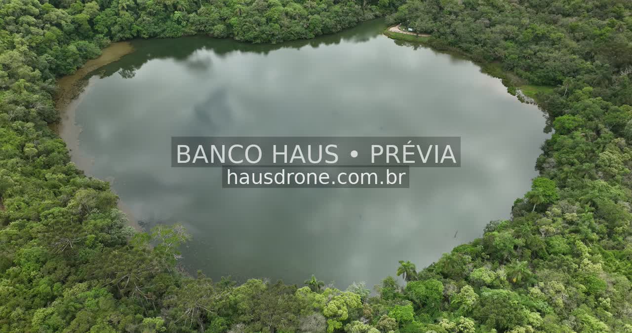 Lagoa cercada por vegetação — Vila Velha em Ponta Grossa, Paraná.
