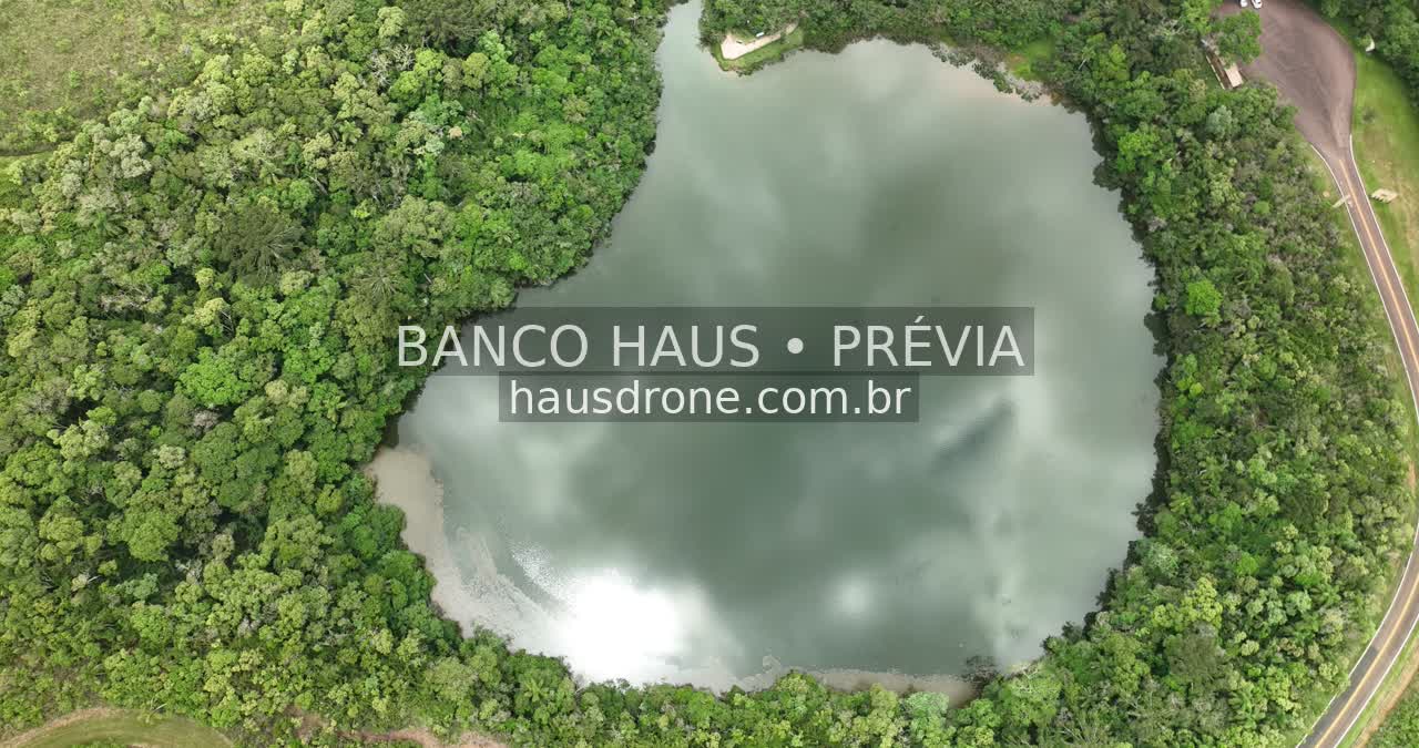 Lagoa cercada por vegetação — Vila Velha em Ponta Grossa, Paraná.