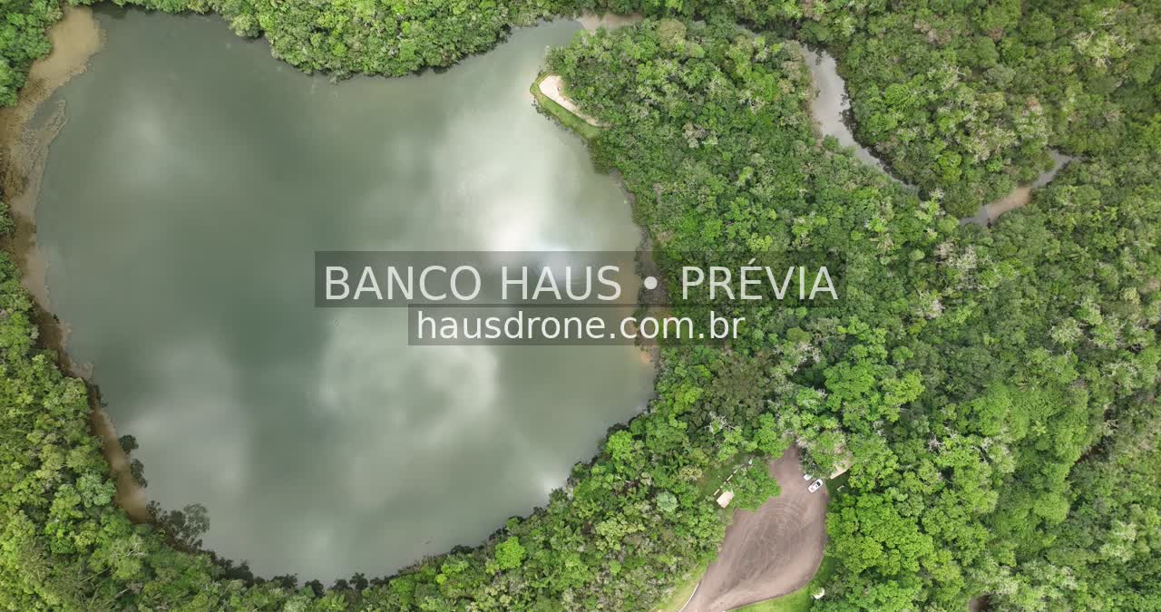 Lagoa cercada por vegetação — Vila Velha em Ponta Grossa, Paraná.