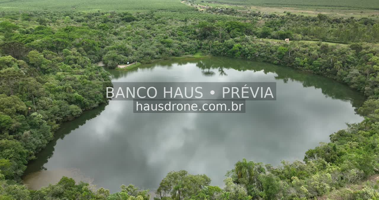 Lagoa cercada por vegetação — Vila Velha em Ponta Grossa, Paraná.