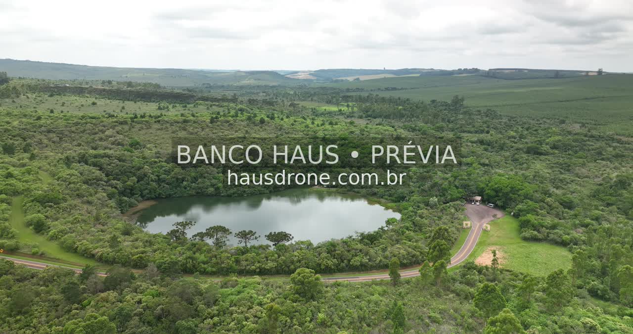 Lagoa cercada por vegetação — Vila Velha em Ponta Grossa, Paraná.