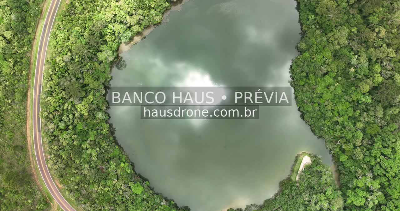 Lagoa cercada por vegetação — Vila Velha em Ponta Grossa, Paraná.