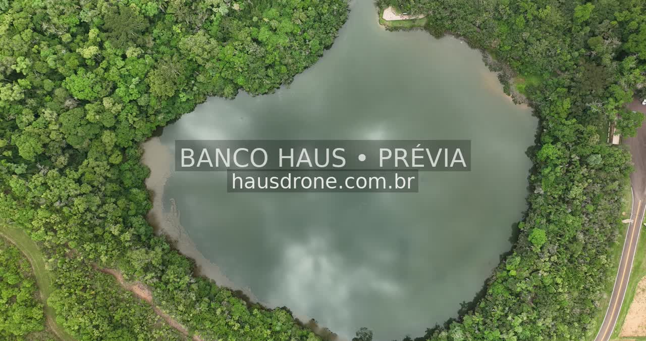 Lagoa cercada por vegetação — Vila Velha em Ponta Grossa, Paraná.